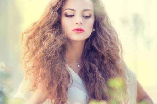 Elektryzujące się włosy – 5 pomocnych masek