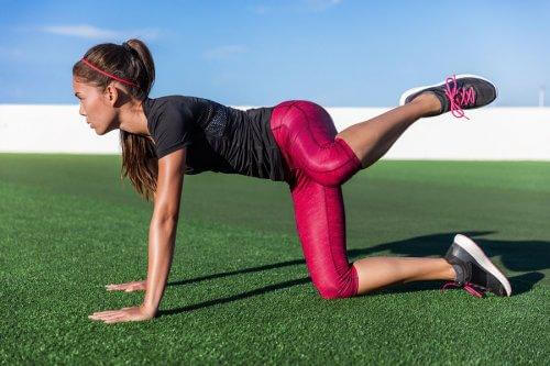 dziewczyna unosi nogi w pozycji podpartej