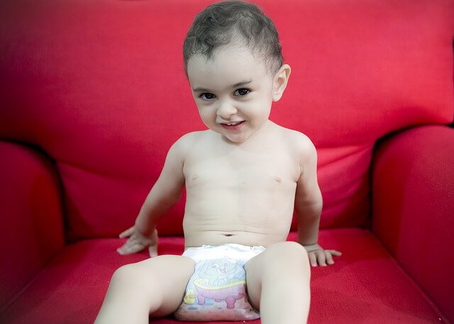 dziecko w pampersie