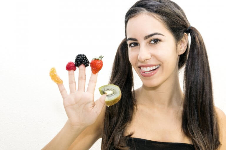 Dziewczyna z owocami na palcach