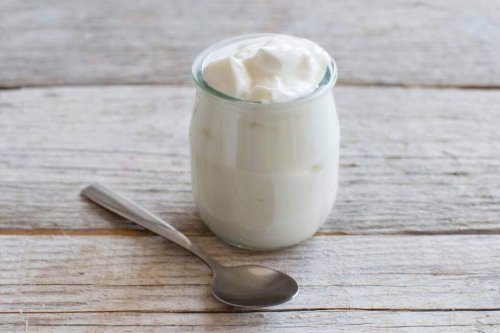 Kubek jogurtu i dieta jogurtowa