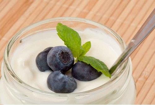 jogurt z borówkami