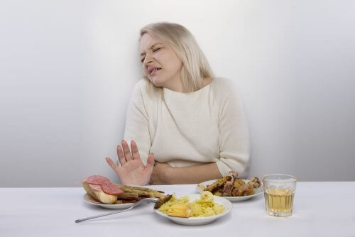 Kobieta odmawiająca jedzenia, bo męczy ją zapalenie błony żołądka
