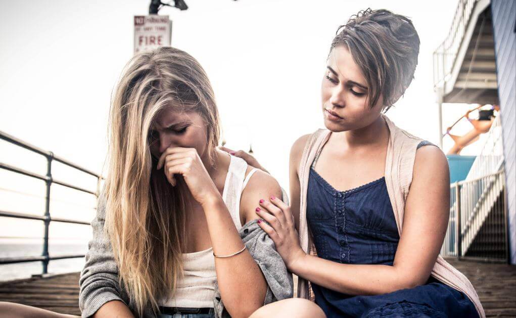 kobieta pocieszająca drugą kobietę