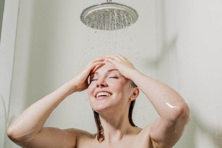 Kobieta biorąca prysznic.