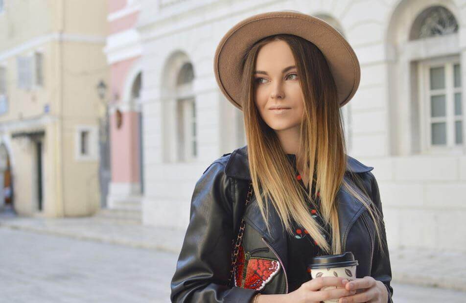 kobieta w kapeluszu na głowy