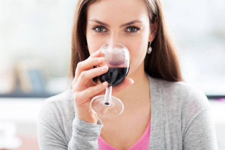 Kobieta pijąca wino