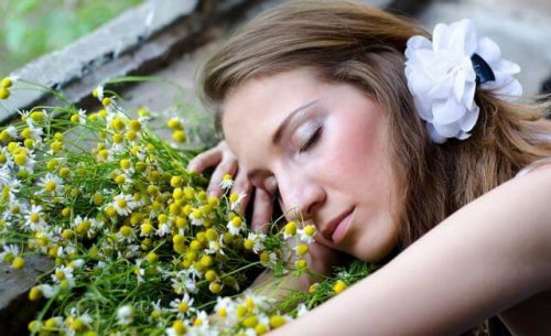 Zdrowszy sen – 8 pomocnych aromatycznych olejków