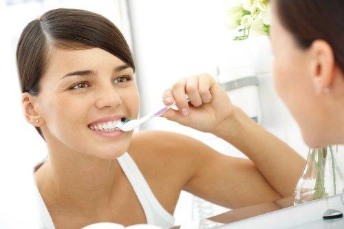 Kobieta myjąca zęby.