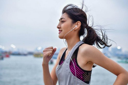 Dziewczyna w trakcie joggingu