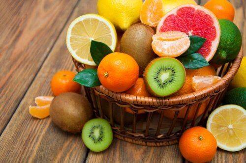 Koszyk pełen świeżych owoców