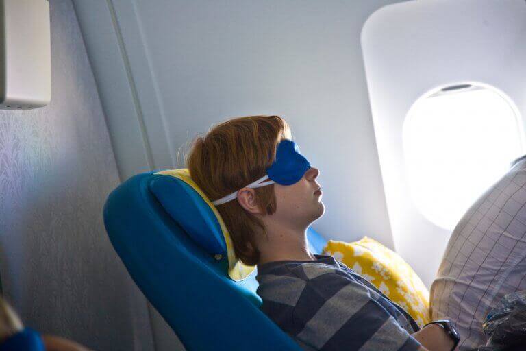 Chłopak śpi w samolocie