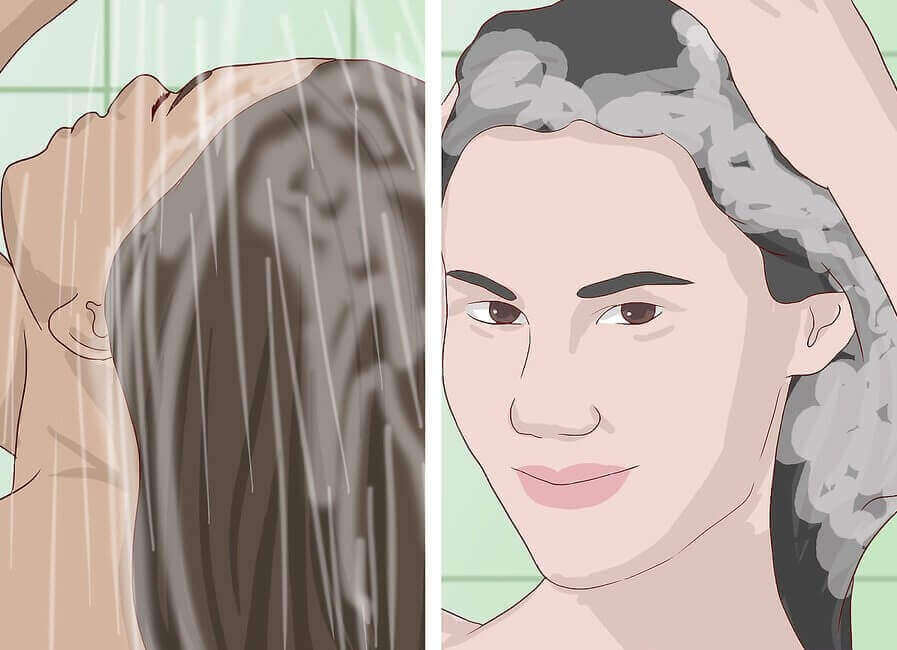 Kobieta myje włosy pod prysznicem