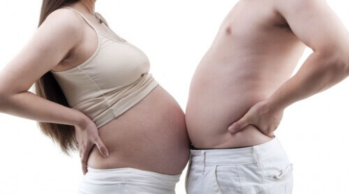 Kobieta w ciąży i meżczyzna stykają się brzuchami