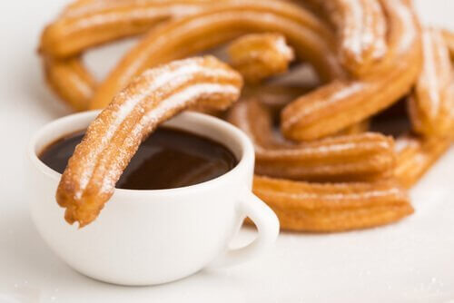 Churros z czekoladą.