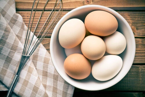 Mity żywieniowe często dotyczą jajek i zawartości cholesterolu.