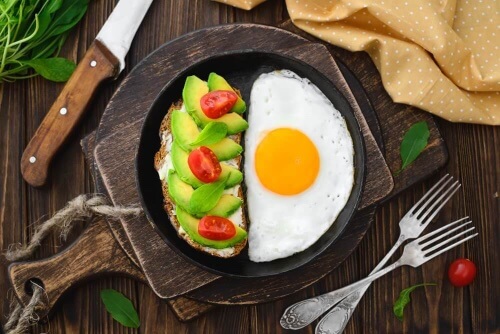 Wartość odżywcza jajek będzie jeszcze wyższa, kiedy połączysz je z innymi zdrowymi produktami.