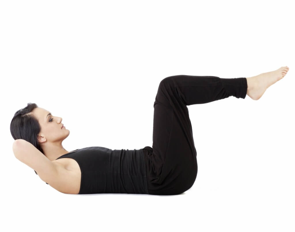 Kobieta ćwiczy mięśnie brzucha, by ujędrnić ciało po porodzie