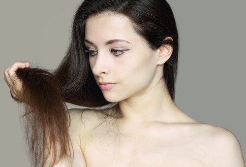 Działanie miodu na włosy opiera się także o silne nawilżanie.