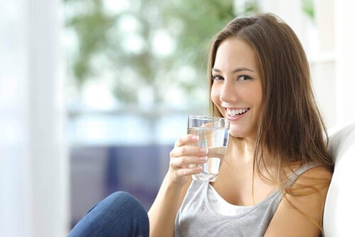 Pij przez cały rok 6-8 szklanek wody dziennie.