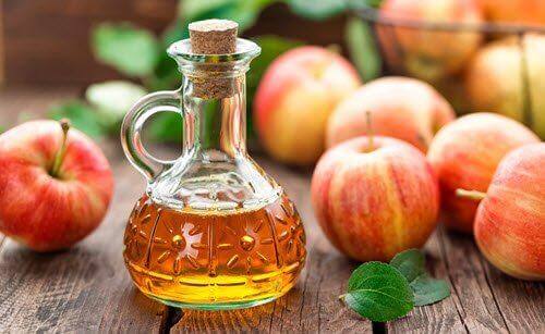 Z octu jabłkowego i wody przygotujesz z łatwością tonik pielęgnacyjny.