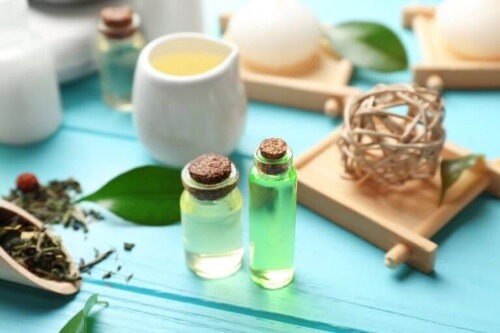Olejek herbaciany to również sprawdzony środek na naturalne wzmocnienie paznokci.