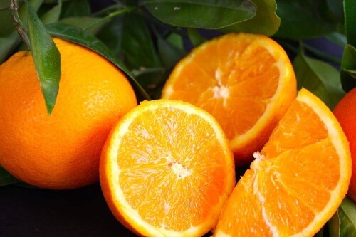 Możesz w prosty sposób dbać o gardło pijąc bogaty w witaminę C sok pomarańczowy.