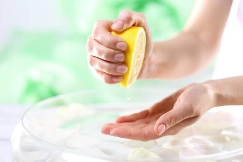 Oczyszczanie i rozjaśnianie dłoni: 6 domowych trików