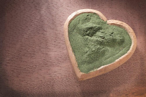 Suplementację spiruliną poleca się szczególnie osobom, które cierpią na problemy z sercem.