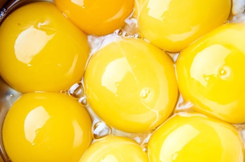 Cholesterol znajduje się w żółtku.