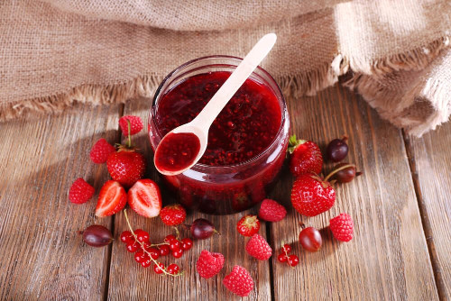 Dżem z czerwonych owoców – jak go zrobić bez cukru?
