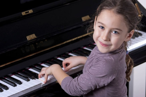 Utalentowane dziecko przy fortepianie