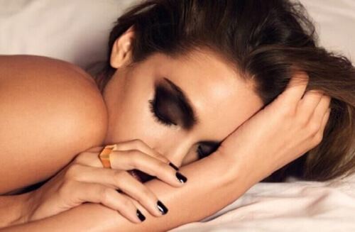 Zawsze należy zmyć makijaż przed snem.