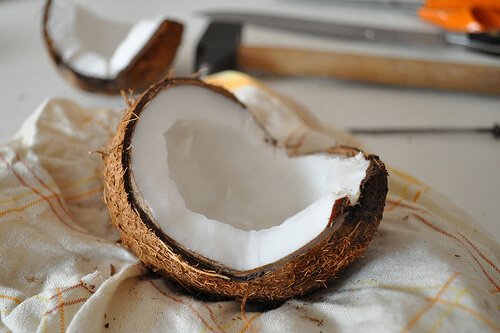 Olej kokosowy jest dobrą opcją, jeśli chodzi o zabiegi domowe na cienie pod oczami.