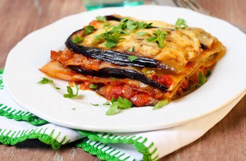 Przygotowując lasagne bez makaronu, wykorzystujemy warzywa sezonowe.