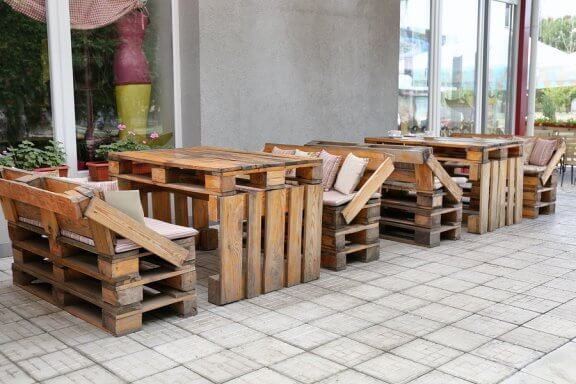 Meble z recyklingu - 8 pomysłów, które możesz zrobić w domu