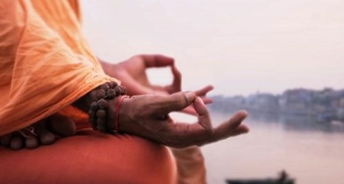 Palce ułożone do medytacji - joga dla otyłych