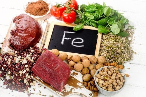 Regulowanie poziomu hemoglobiny to przede wszystkim sięganie po produkty bogate w żelazo.