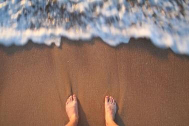 stopy przy oceanie