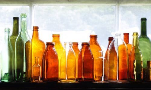Szklane butelki z recyklingu w roli dekoracji