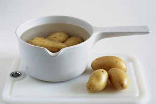 woda z ziemniaków w misce białej