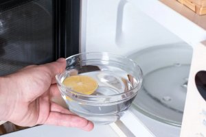 Czyszczenie mikrofalówki naturalnymi środkami