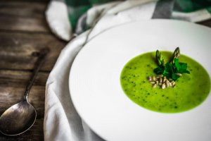 Gazpacho z zielonych szparagów: smaczny przepis wegetariański
