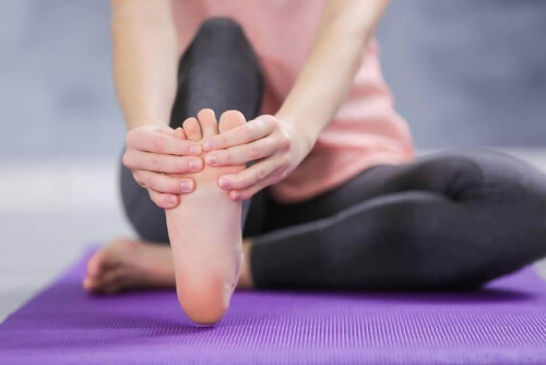 Na skurcze mięśniowe bardzo dobrze działają ćwiczenia rozciągające stopy.