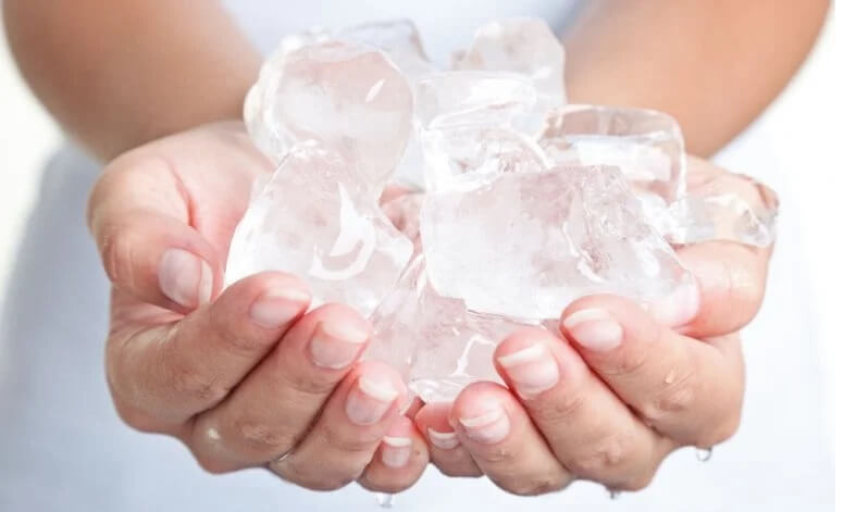 Kostki lodu w dłoniach