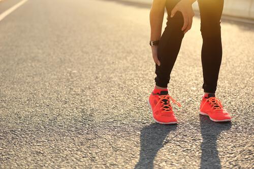 Chodzenie na palcach to kolejne proste ćwiczenie, które pomoże Ci szybko zwalczyć skurcze mięśniowe.
