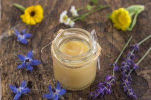 Mleczko pszczele : odkryj 6 zalet i właściwości