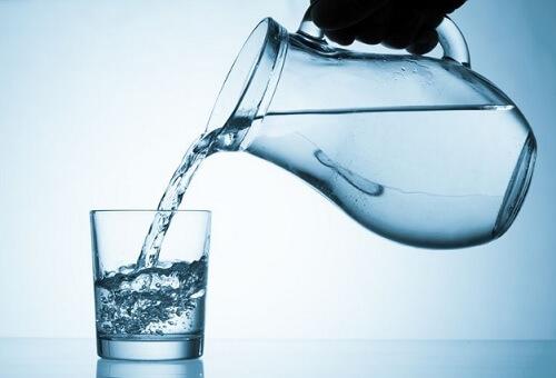 Pij co najmniej 2 litry wody dziennie, zwłaszcza w gorące dni.