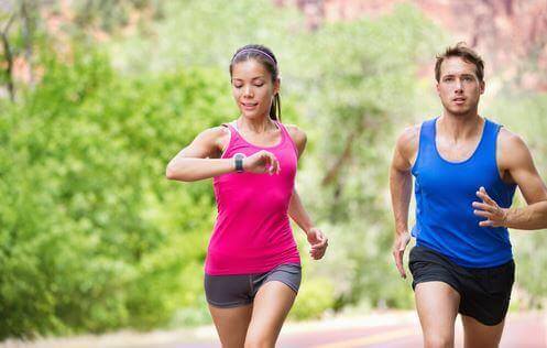 Wybierz swój ulubiony rodzaj ćwiczeń cardio – na przykład bieganie lub pływanie.