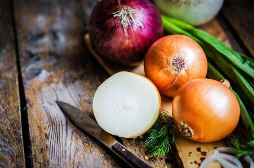 Sok z cebuli – jak go pozyskać i stosować?